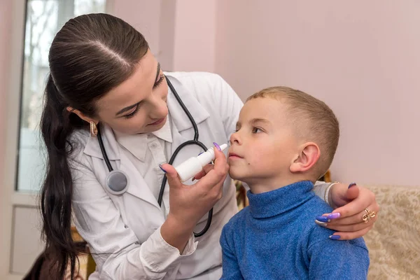 Kleine jongen en kinderarts druipt zijn neus — Stockfoto