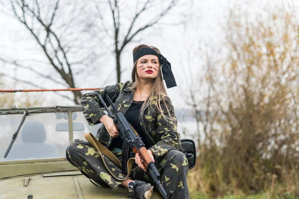 Mujer Uniforme Militar Con Rifle Coche — Foto de Stock