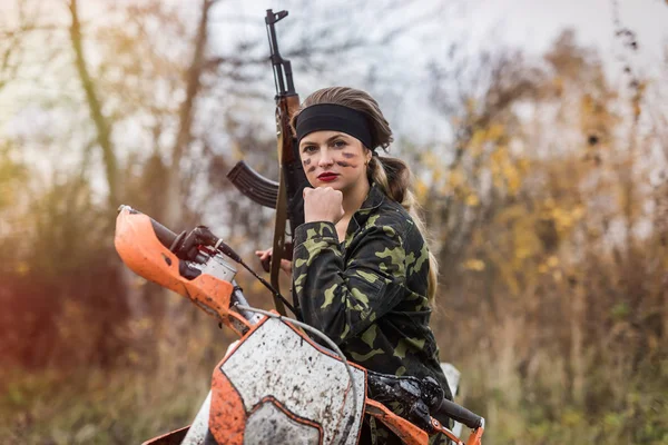 Jovem Mulher Camuflagem Roupas Com Arma — Fotografia de Stock