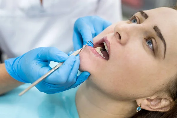 Woman in dentistry demonstrating teeth to doctor — Stok fotoğraf