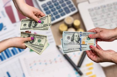 İş grafiği sikke ve dizüstü bilgisayar ile