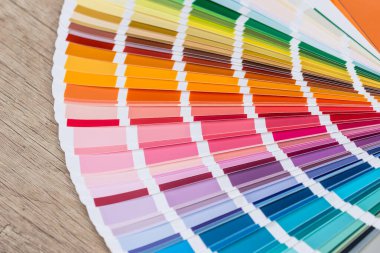 Renkli numuneler yalan ahşap bir masa üzerine