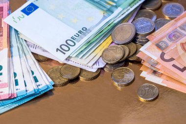 Avro parası ve banknotlar altına izole edilmiş