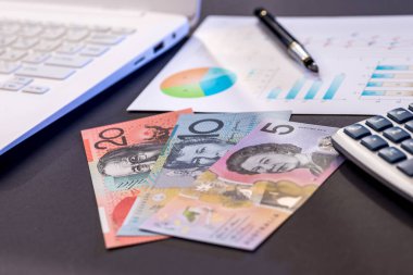 En düşük AUD Doları laptop ve diyagram üzerinde siyah