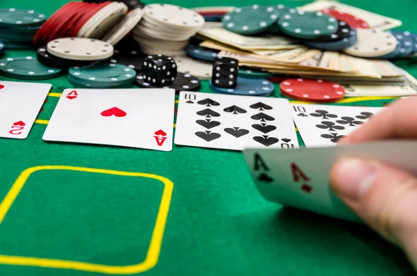 Mão do homem mostrando combinação de cartas, fichas de poker jogos de azar  . — Fotografia de Stock