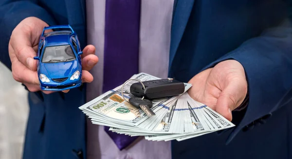 Geschäftsmann Mit Autoschlüssel Spielzeugauto Und Geld — Stockfoto