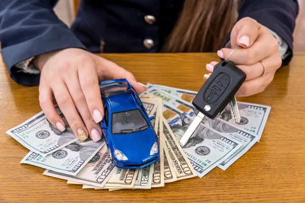 Spielzeugauto Und Schlüssel Weiblicher Hand Auf Dollarscheinen — Stockfoto