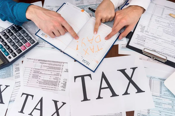 Leute Die Das Wort Steuer Auf Ein Blatt Papier Zeigen — Stockfoto