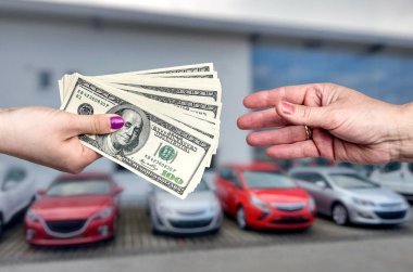 Dolarla yakın çekim, araba ile iş anlaşması.