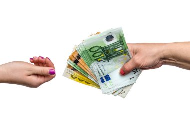 Avro banknotlarını alan ve veren kadınların elleri