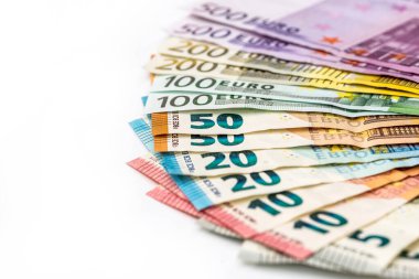 Avro banknotları beyaz arka planda izole edildi