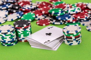 Kumarhanede çiplerle kağıt oyna.