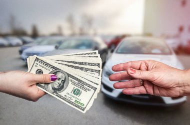 Dolarla yakın çekim, araba ile iş anlaşması.