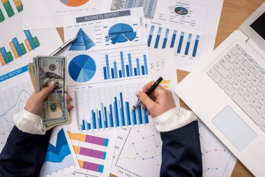 iş işçi bize dolar el laptop ve iş grafik ile düzenliyor