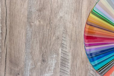 Tahta masa arkasındaki fan renk spektrumunda çözündü