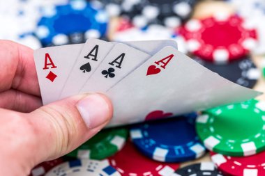 Kumarhane fişleri geçmişindeki asların kart kombinasyonu