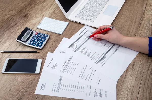 Geschäftsfrau Arbeitet Mit Unterschiedlichen Dokumenten — Stockfoto