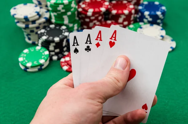 Jogador Poker Que Detém Cartas Jogo — Fotografia de Stock