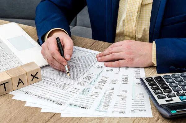 Tax Time Male Hands Filling 1040 Form — Stock Photo, Image