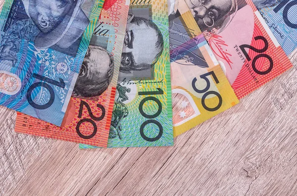 Αυστραλιανά Δολάρια Ανεμιστήρα Στο Ξύλινο Τραπέζι — Φωτογραφία Αρχείου