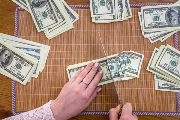 Mãos Femininas Cortando Notas Dólar Tapete Bambu — Fotografia de Stock