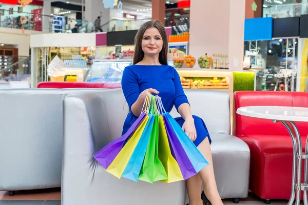 Kvinna Shoppare Visar Sina Färgglada Väskor Köpcentret — Stockfoto