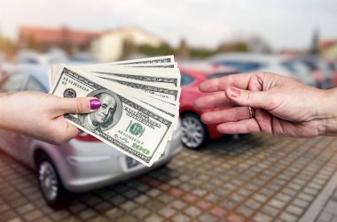Dolarla yakın çekim, araba ile iş anlaşması.