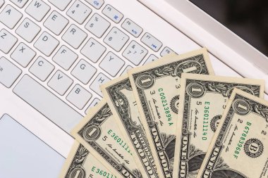Beyaz klavye laptop Doları bilsl. yakın çekim
