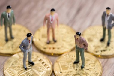 Minyatür oyuncak insanlar bitcoin tablo ile