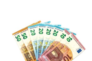 Avro banknotları beyaz arkaplanda izole .