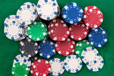 yeşil bir arka plan üzerinde izole birçok poker fişleri