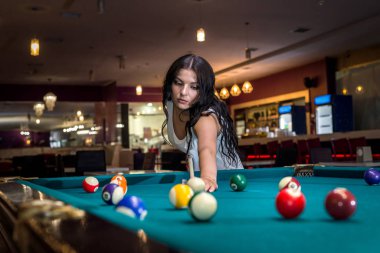 Esmer, Amerikan bilardosu oynayarak vakit geçiriyor.