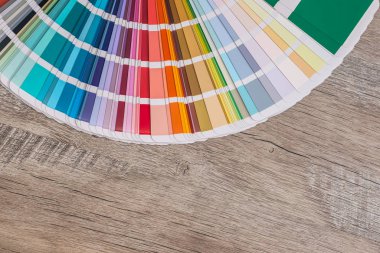 Ahşap masa arkaplanındaki renkli örnekler .