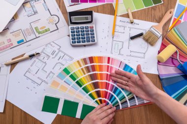 Renkli kadın ellerinin üst görünümü