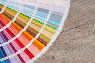 Ahşap masa arkaplanındaki renkli örnekler .