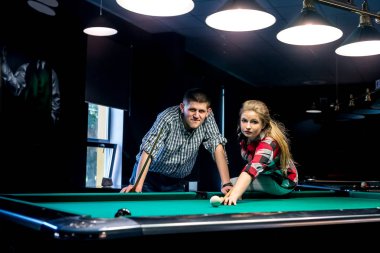 Barda bilardo oynayan güzel bir çift.