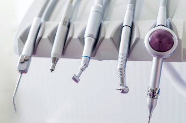 Diş hekimliğinde tedavi için modern dişçi ekipmanları