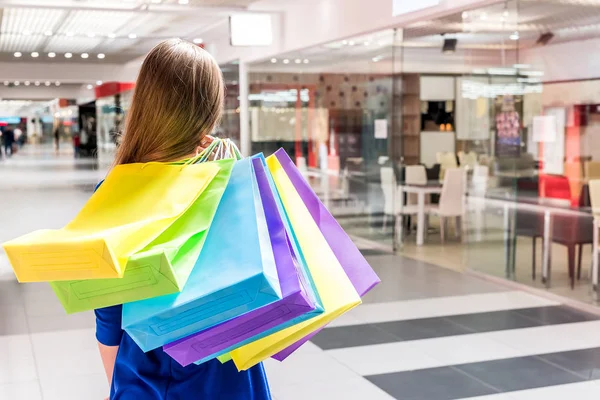 Žena Zpátky Barevnými Taškami Přes Rameno — Stock fotografie