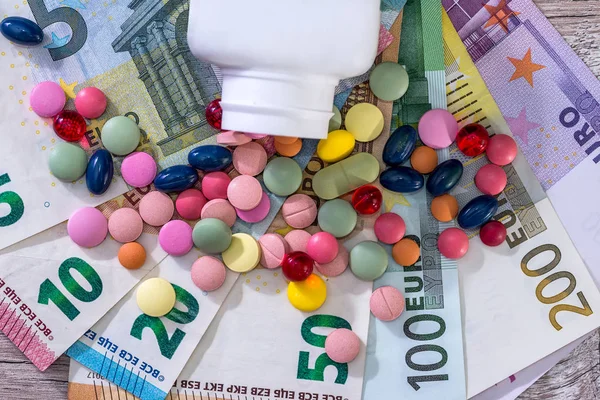 Фармацевтическая Концепция Цветными Лекарствами Банкнотах Евро — стоковое фото