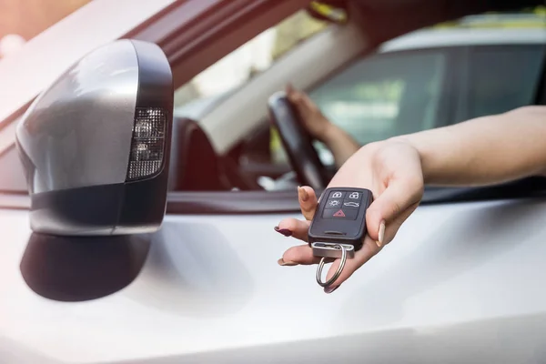 Mão Feminina Com Chave Carro Novo — Fotografia de Stock