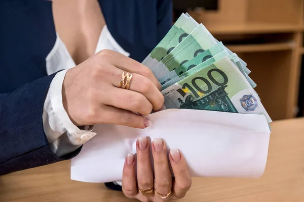 女性の手持ち株封筒ユーロのお金 お金の概念 — ストック写真