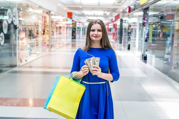 Kvinna Med Shoppingkassar Och Dollarsedlar — Stockfoto