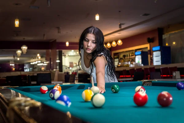 Esmer, Amerikan bilardosu oynayarak vakit geçiriyor.