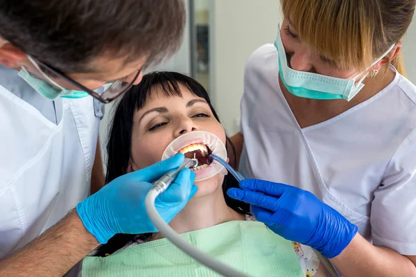 Γιατρός Και Νοσοκόμα Εργάζονται Ασθενή Στην Οδοντιατρική — Φωτογραφία Αρχείου