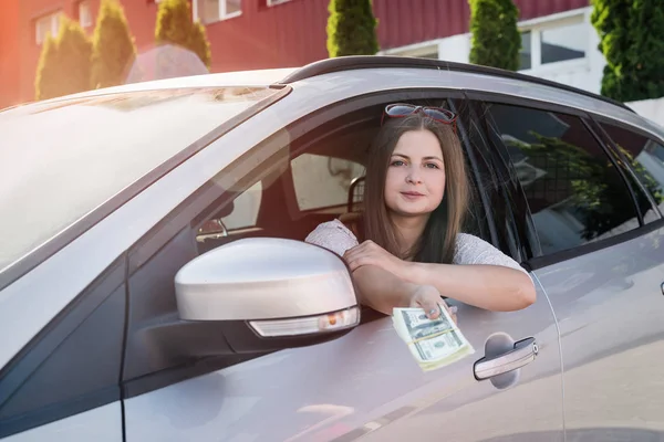 Mujer Mostrando Billetes Dólar Ventana Del Coche — Foto de Stock