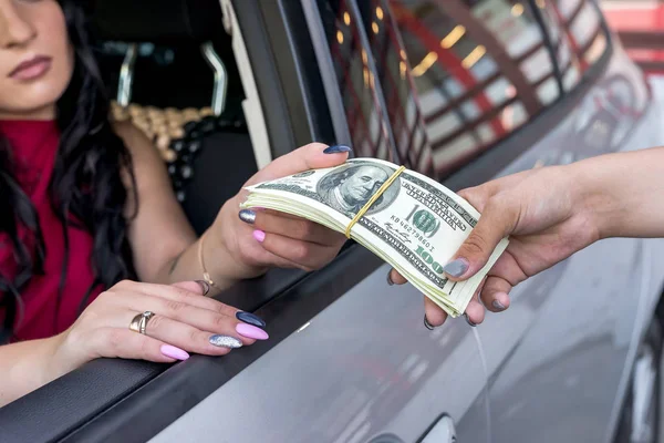 Mãos Femininas Com Cacho Dólar Carro — Fotografia de Stock