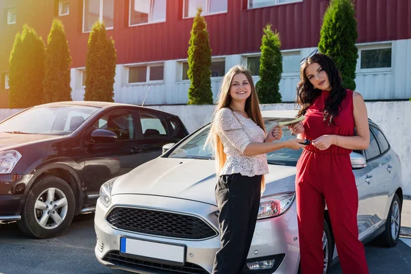 Угода Про Оренду Автомобіля Між Двома Красивими Жінками — стокове фото
