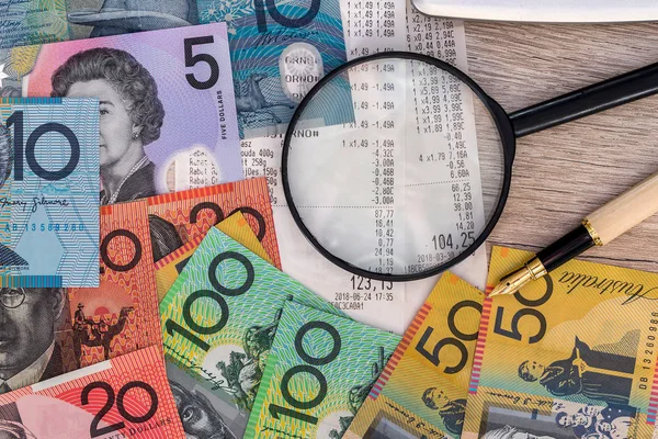 Αυστραλιανά Δολάρια Απόδειξη Αριθμομηχανή Στυλό Και Μεγεθυντικό Φακό — Φωτογραφία Αρχείου