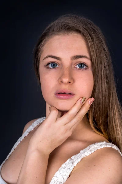 Retrato Mulher Loira Com Mãos Pescoço — Fotografia de Stock