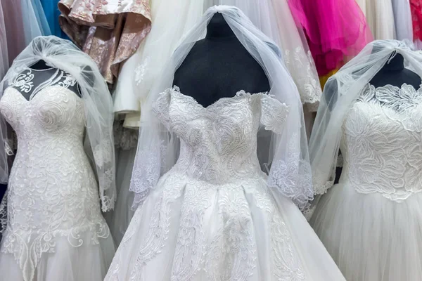 Белые Платья Манекенах Свадебном Салоне — стоковое фото